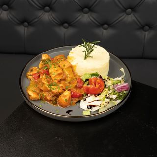 Tigaie de pui picanta cu legume si cartofi piure ( 480 gr ) 