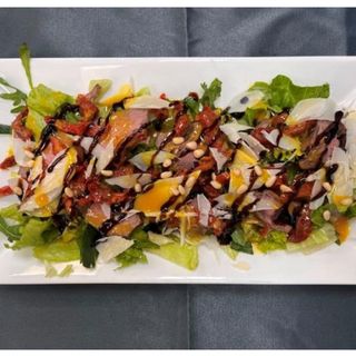 Салат с телятиною та Медово-гірчичною заправкою (250г)