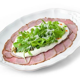 Vitello Tonnato aperitiv din carne fragedă de vițel cu sos tonnato (200 g) 