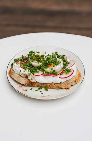 KANAPKA WIOSENNA Z JAJKIEM