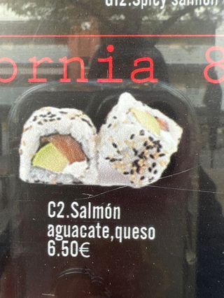 California De Salmón Con Aguacate Y Queso (8 Pzs.)