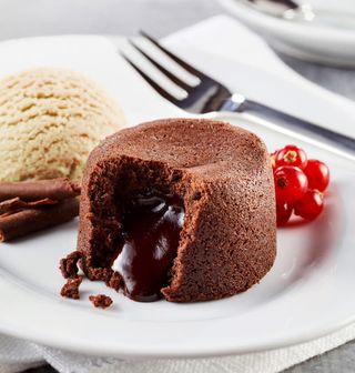 Lava cake cu fructe de pădure și înghețată