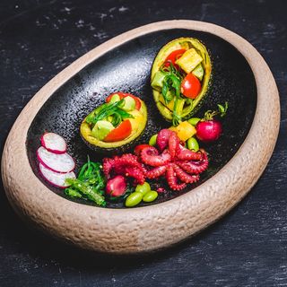 Avocado ripieno di calamari, alghe, edamame e Gmaberetti Xiami 