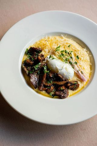 Polentă cu parmezan, ciuperci și ou poșat