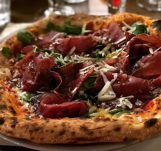 Pizza bresaola e radicchio