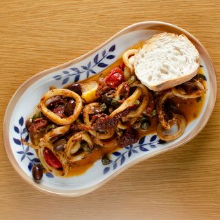 Калмари по средиземноморски с каперси