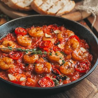 Креветки с томатами