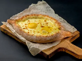 Хачапурі по-аджарськи з сиром (400g)