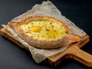 Хачапурі по-аджарськи з сиром (400g)