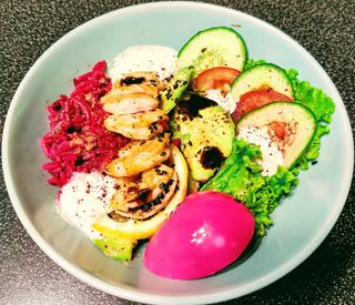 Поке - рис чорний, креветки, авокадо, овочі, яйце (250г)