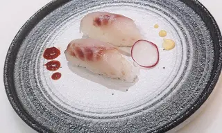 Nigiri de lubina (2 pzs.)