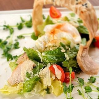 Салат Цезарь з пашотом