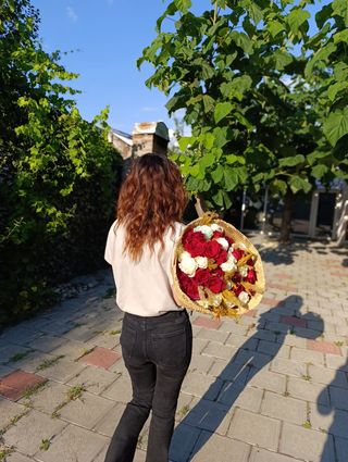 Buchet 25 trandafiri albi si roșii
