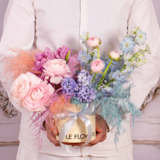 Cutie cu delphinium, ranunculus si zambile