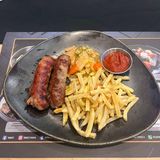 Свински наденички с пържени картофи и лютеница