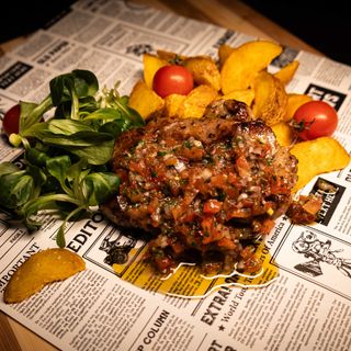 Ceafă de porc cu chimichurri si cartofi wedges