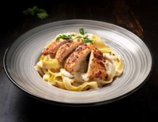 Fettuccine Alfredo con pollo