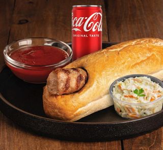 Хот-дог кебапче и сос + салата по избор  + Кока Кола Кен