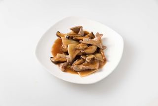 Vitello con bambù e funghi