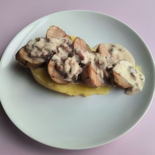 Свиняча вирізка під грибним соусом (300г)