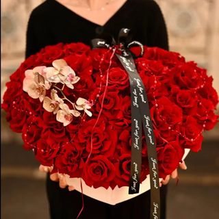 Aranjament in cutie in forma de inima cu 51 trandafiri rosii