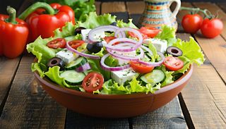 SAŁATKA Z KURCZAKIEM I SEREM FETA