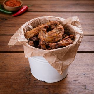 1 ვედრო ქათმის ფრთები ცხარე სოუსით