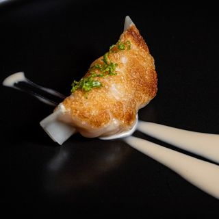Gyozas De Gamba Blanca Y Papada Ibérica Con Emulsión (4 Uds.)