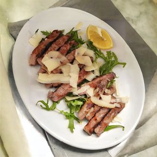 Tagliata di manzo rucola e grana