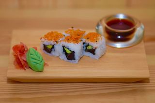 Uramaki de Atum e Abacate