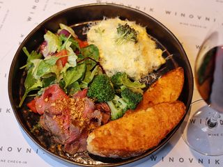 Скрембл з ростбіфом, овочами і сирними тостами (300г)