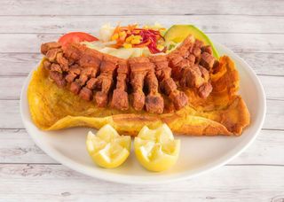 Patacón con chicharrón