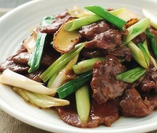 Ternera salteada con cebolleta