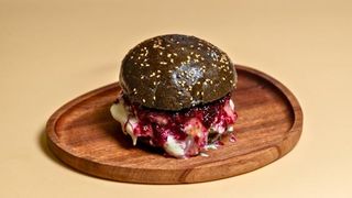 ბურგერი გორგონზოლითა და კენკრით დიდი