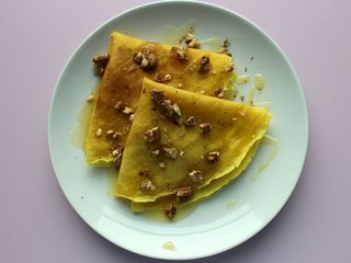 Млинці з карамелізованими яблуками