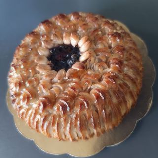 Torta di mandorla con cuore di amarena