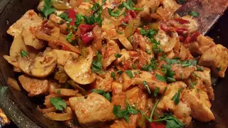 36. Свинско с чушки, гъби Муар, лук и къри (800г)