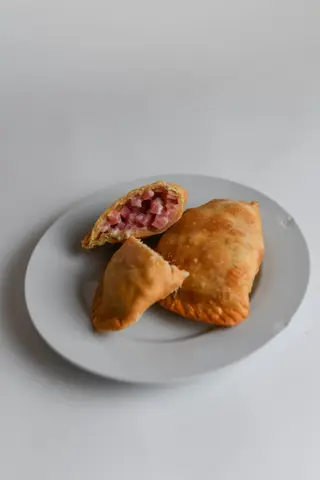 Empanada De Jamón Y Queso
