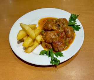 Albóndigas A La Jardinera Con Guarnición