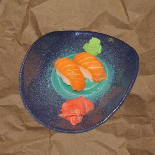 47. Sushi De Salmón