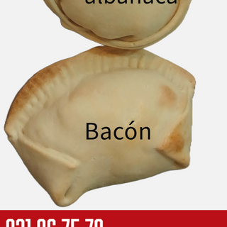 Empanada bacon con cebolla caramelizada y queso