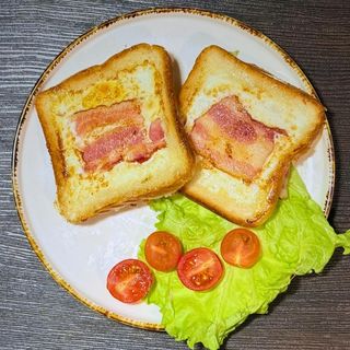 Яєшня в хлібі з беконом