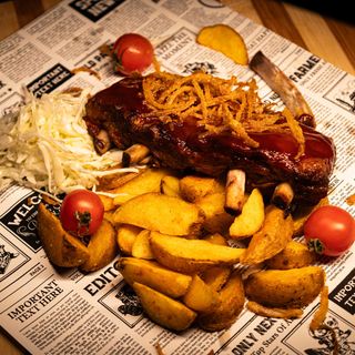 Coaste de porc cu sos BBQ, ceapă crocantă, varză și wedges