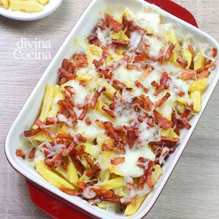 Patatas fritas gratinadas con salsa queso ranchero y bacon 