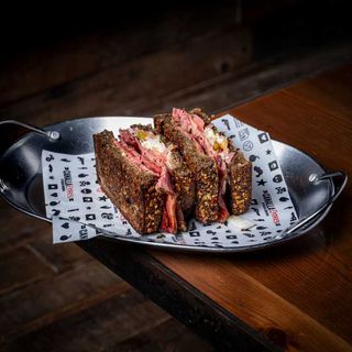Sandwich de pastrami (220gr) estilo Canalla con pan de cereales