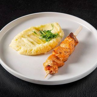 Вершкове картопляне пюре з шашличком з печеним лососем