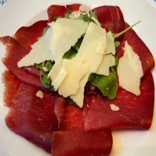 Carpaccio De Bresaola Con Rúcula Y Parmigiano