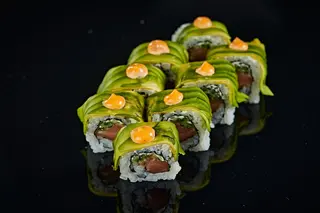 Avocado salmon roll ura maki 8szt.		