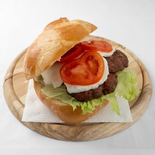 Panino con hamburger, mozzarella, pomodoro e lattuga