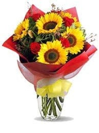 Bouquet con rose rosse e girasoli